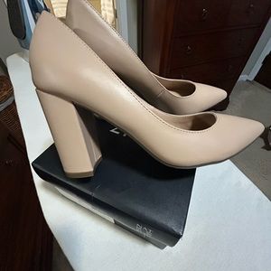 Marc Fisher pumps size 7 taupe